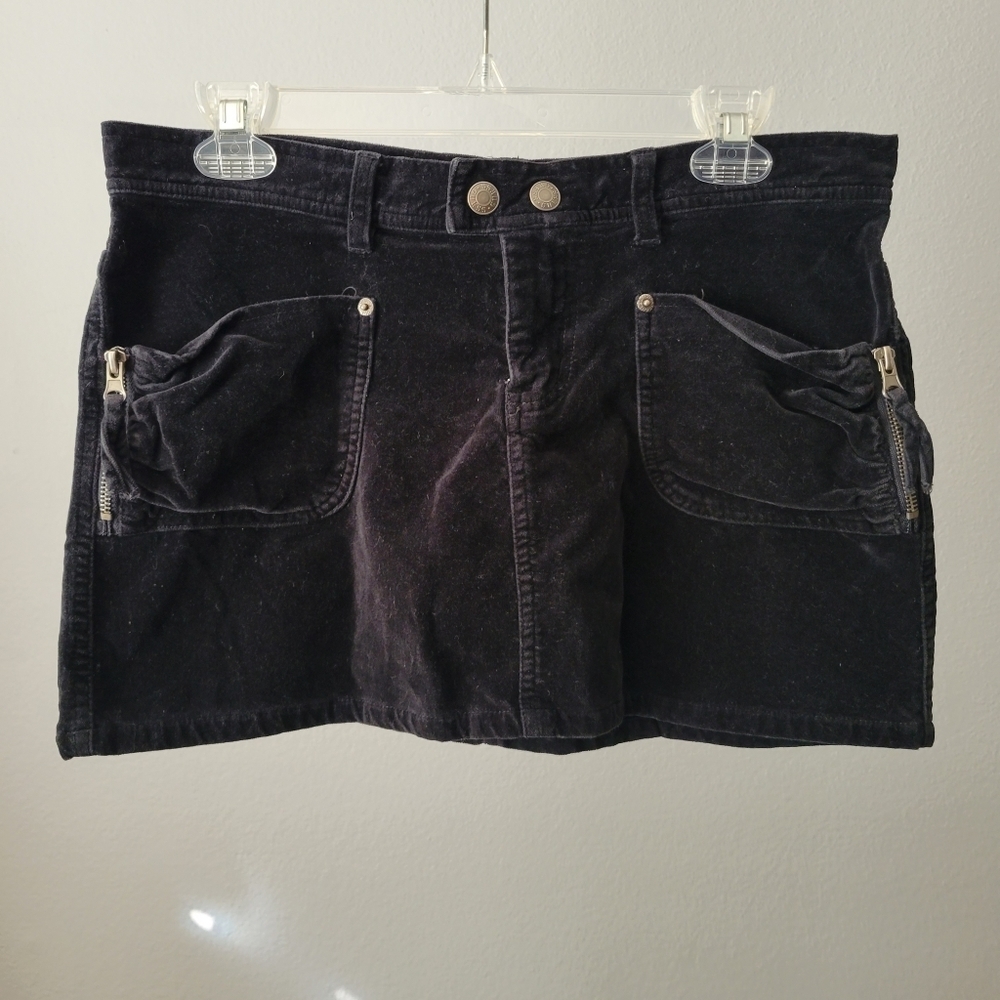 GUESS // black velvet front zippered pocket mini skirt